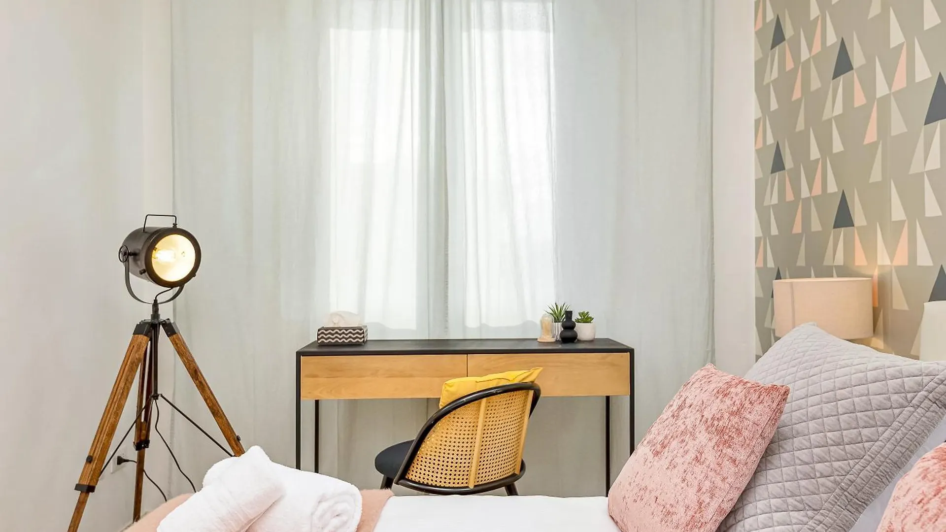 Bauhaus - Sleepwithme - Free Parking - Free Braeakfast - Very Friendly Staff Piza Apartament
